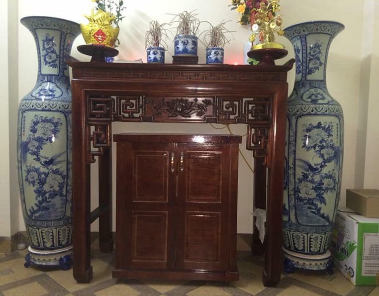 Lộc bình trên bàn thờ